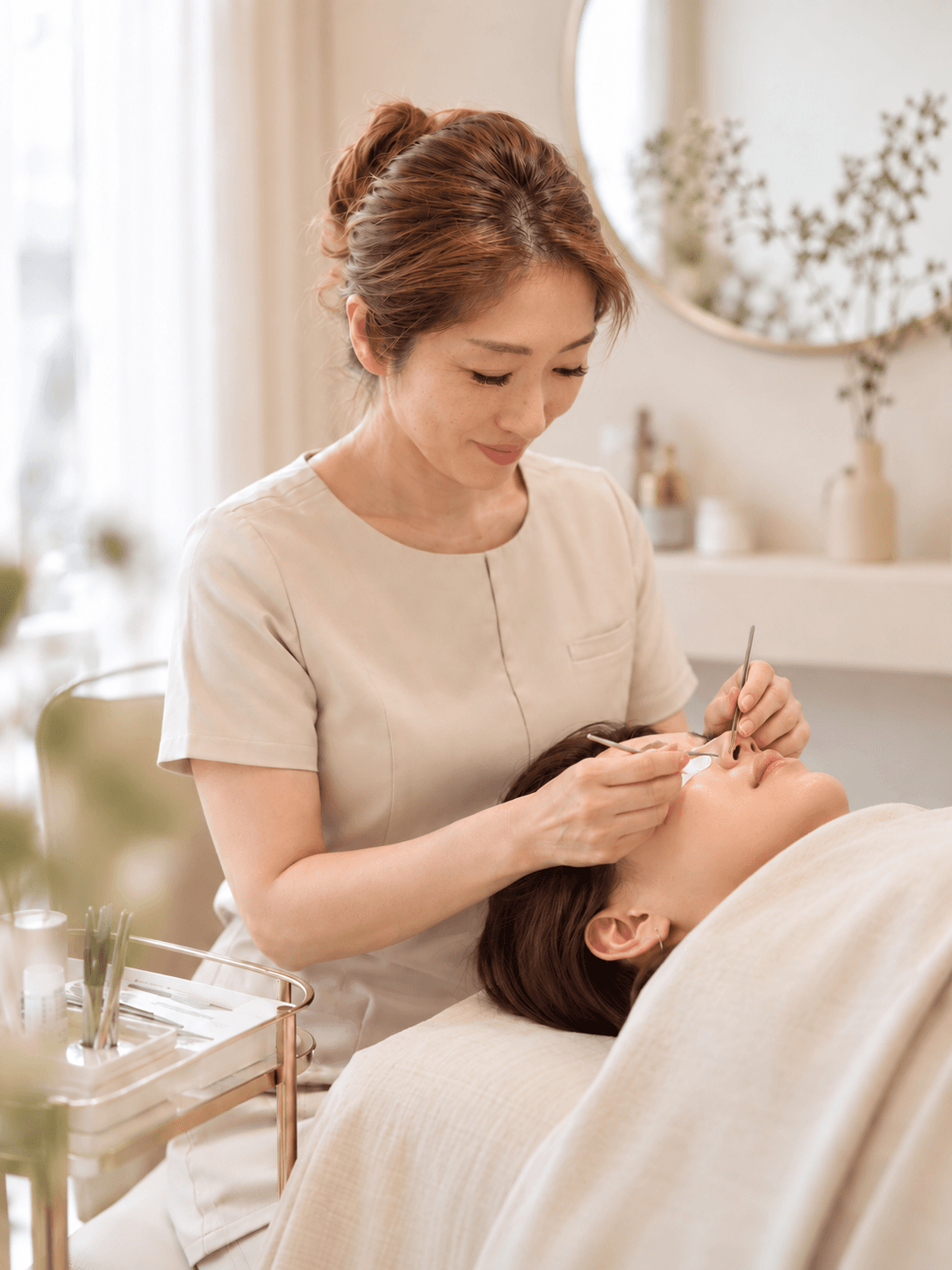 施術に向き合うアイリストの採用イメージ